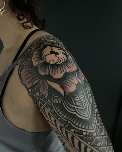 Tattoo-Studios in St. Gallen Negocio Axis Mundi Taetowierungen - Peta & Moni Matschass