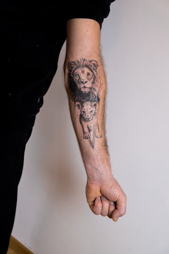 Negocio Sketchy Riedi Tattoo